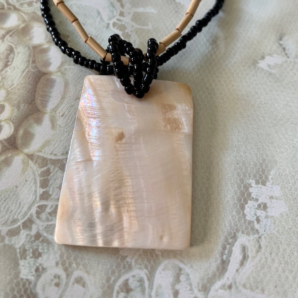 Shell pendant necklace - Picture 7 of 10